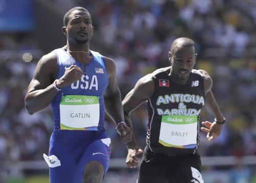 男子１００メートル予選で１０秒０１をマークしたガトリン（左）＝ＡＰ