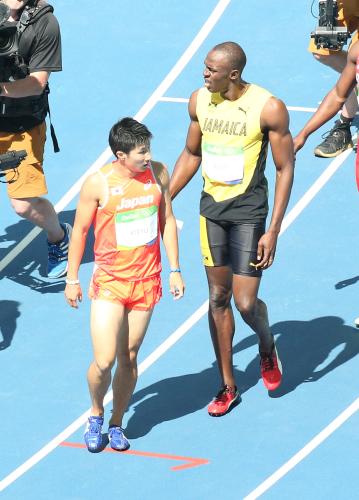 男子１００メートル予選、同組で走り終えた桐生（左）とボルト