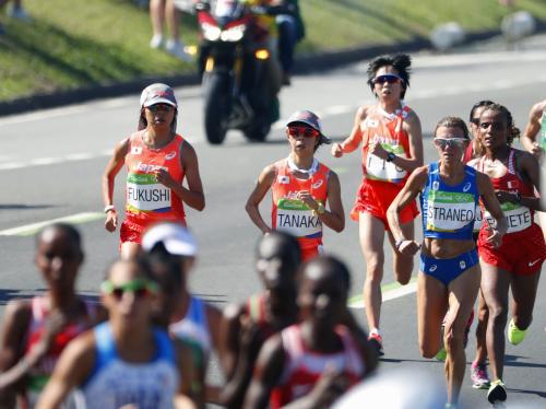 女子マラソン１０キロ付近を走る（左から）福士加代子、田中智美、伊藤舞