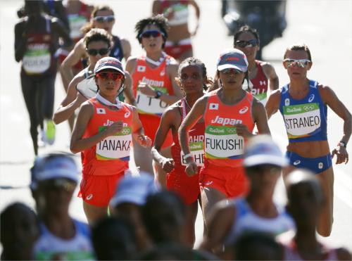 女子マラソン　９キロ付近を走る田中智美（手前左）、福士加代子（その右）、伊藤舞（奥中央）