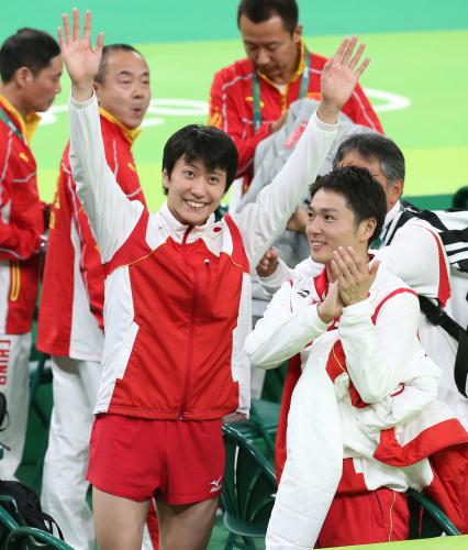 ＜リオ五輪　　トランポリン＞惜しくも４位に終わった棟朝（左）と伊藤。応援団の声援に笑顔でこたえる