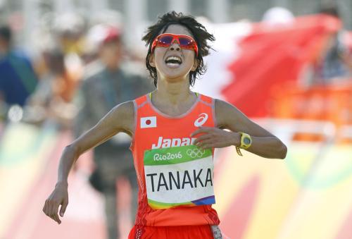 女子マラソン１９位でゴールする田中智美（共同）