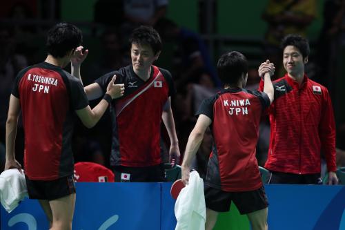 香港への勝利を喜ぶ男子団体代表選手たち
