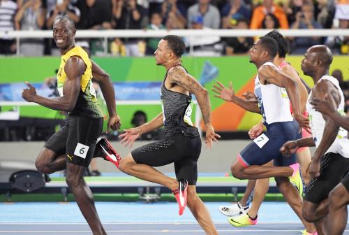 男子１００メートル準決勝では、余裕の表情で走るボルト（左端）