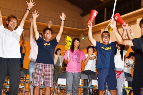 松江市のパブリックビューイングで、銅メダルを獲得した錦織圭選手を祝福する地元の人たち。左端は指導した柏井正樹コーチ
