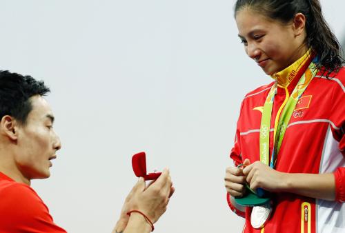 女子板飛び込みで銀メダルの何姿（右）に指輪を差し出しプロポーズする中国の秦凱