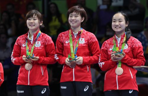 リオ五輪＜卓球女子団体・３位決定戦＞銅メダルを手に笑顔を見せる（左から）福原、伊藤、石川
