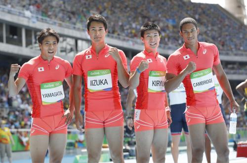 男子４００メートルリレーで決勝進出を決め、ガッツポーズの（左から）山県、飯塚、桐生、ケンブリッジの日本