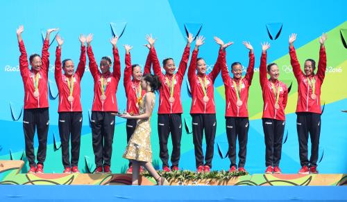 表彰式で銅メダルを胸に笑顔を見せる日本シンクロチーム