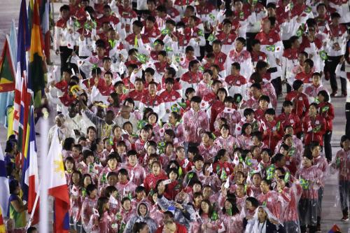 リオデジャネイロ五輪の閉会式で、入場する日本の選手たち（ＡＰ）