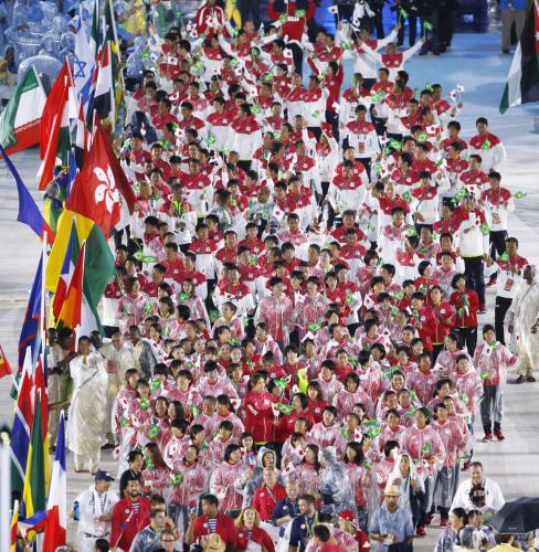 リオデジャネイロ五輪の閉会式で、入場する日本の選手たち