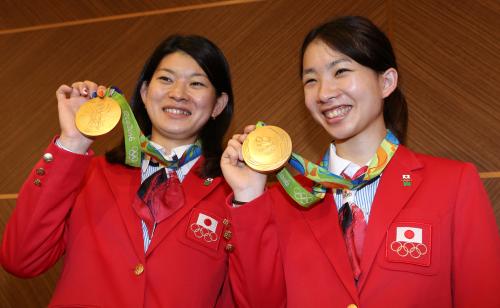 ＜バドミントンリオ五輪代表会見＞金メダルを手に笑顔を見せる高橋礼華（左）と松友美佐紀
