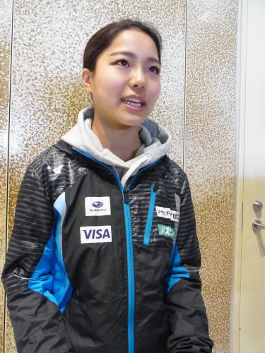 ロシア・チャイコフスキーでの大会へ向け、成田空港から出発したスキージャンプの高梨沙羅