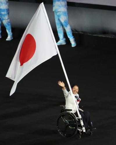 ＜リオパラリンピック・開会式＞笑顔で手を振る旗手の上地