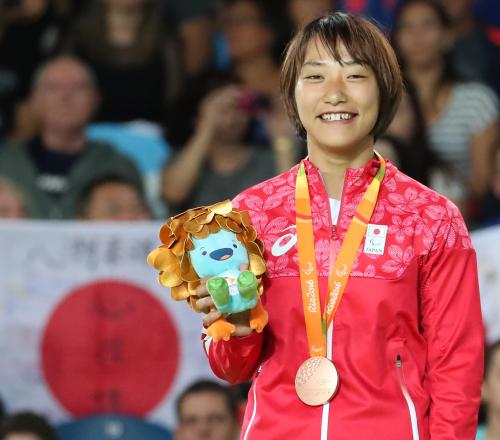 ＜リオパラリンピック＞柔道女子５７キロ級（視覚障害）、銅メダルを獲得し笑顔を見せる広瀬