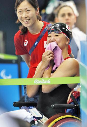 女子１００メートル平泳ぎ（運動機能障害ＳＢ４）予選を終え、笑顔で次のレースを見る成田真由美