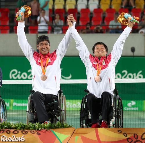 ＜リオパラリンピック＞男子ダブルス（車いすテニス）表彰式、銅メダルを獲得し表彰台でポーズを決める国枝（右）と斎田