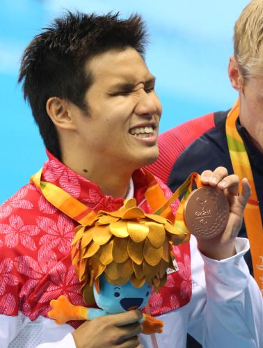 ＜リオパラリンピック＞水泳男子１００メートル自由形（視覚障害）決勝、銅メダルを獲得し笑顔で声援に応える木村
