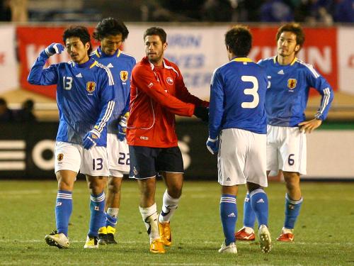 ＜日本・チリ＞引き分けに終わり、さえない表情の（左から）鈴木、中沢、駒野、阿部の日本代表イレブン