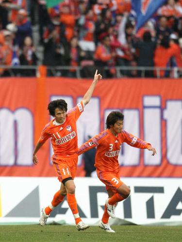 ＜新潟・ＦＣ東京＞後半１３分、ゴールを決めた新潟・矢野（左）