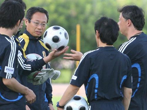 この日届いた、新ボール（左手にもっている方）の感触をスタッフと確かめる岡田監督