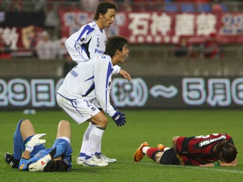 ＜鹿島・Ｇ大阪＞後半、鹿島・マルキーニョス（右）と競り合ったＧ大阪ＧＫ松代（左）はグラウンドに倒れる