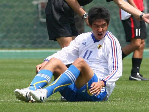 ＜Ｕ―２３日本代表・浦和＞浦和選手に倒され顔をしかめる平山