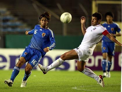 イタリア選手の攻撃を防ぐ本田拓也