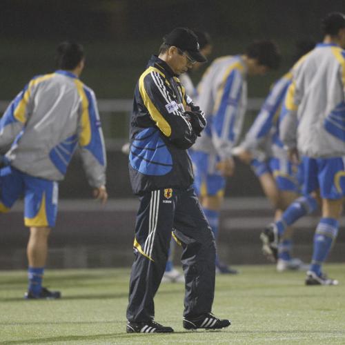 練習するイレブンの横で 腕組みをして思案にふける岡田監督 スポニチ Sponichi Annex サッカー