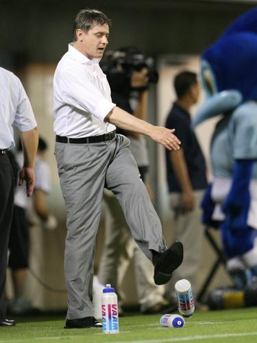 ＜磐田・名古屋＞敗れた名古屋のストイコビッチ監督は、試合終了と同時にペットボトルを蹴り上げる