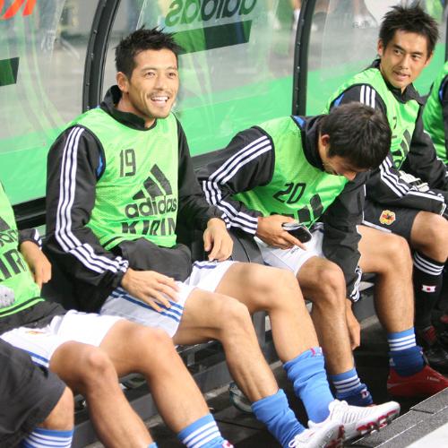 ＜日本・ウルグアイ＞ベンチで笑顔を見せる鈴木（左）