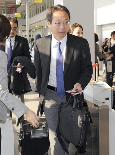 カタール戦のためドーハに向け出発するサッカー日本代表の岡田武史監督