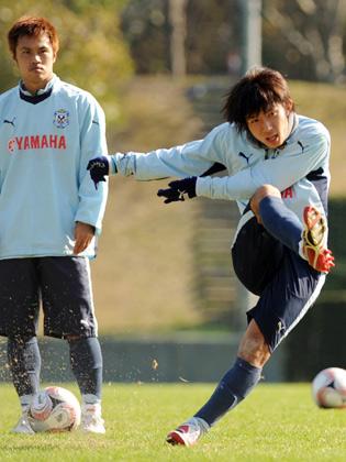 ＦＫ練習に集中する磐田ＭＦ松浦拓弥と駒野友一（左）