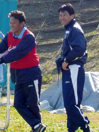 チームのジャージーを着て始動した関塚隆新監督（右）は高畠勉現監督と談笑