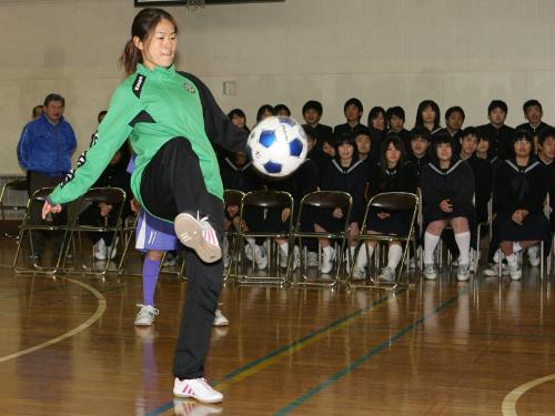 中学生の前で華麗な足技を披露する沢穂希