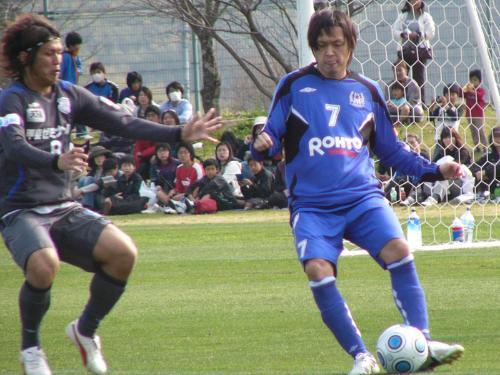 甲府との練習試合に出場した遠藤（右）