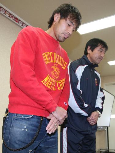 人身事故を起こした浦和の高原直泰（左）は信藤健仁チームダイレクターとともに謝罪する
