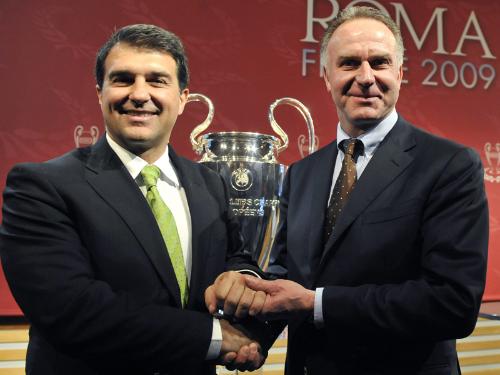 準々決勝での対戦が決まり、握手を交わすバルセロナのラポルタ会長（左）とバイエルン・ミュンヘンのルンメニゲ代表取締役