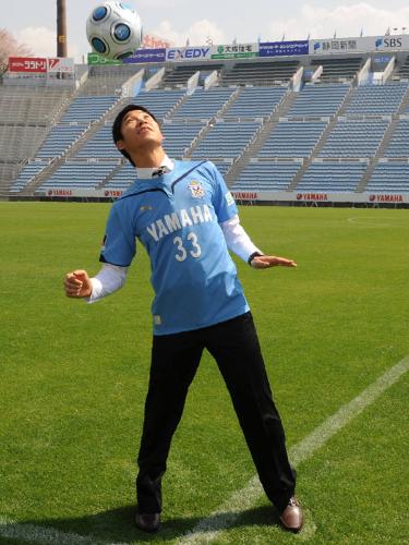 磐田のユニホームにそでを通した李根鎬は、ヤマハスタジアムのピッチでヘディングを披露