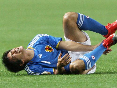 ＜日本・チリ＞前半、右足首を痛める玉田圭司