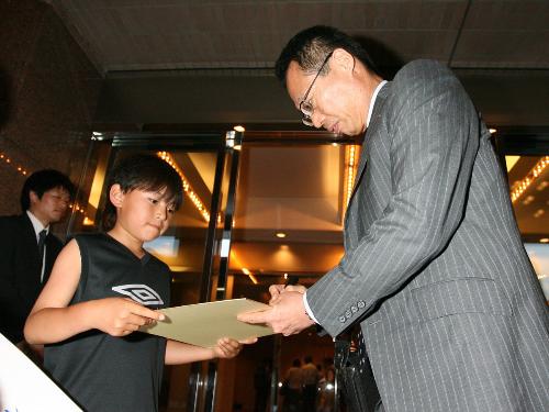 ホテルで快くサインに応じる岡田武史監督
