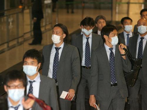 闘莉王、楢崎ら日本代表イレブンはマスク姿の完全防備で豪州へ