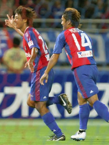 ＜ＦＣ東京―磐田＞試合終了間際にヘディングで決勝のゴールを決めたＦＣ東京・赤嶺（左）