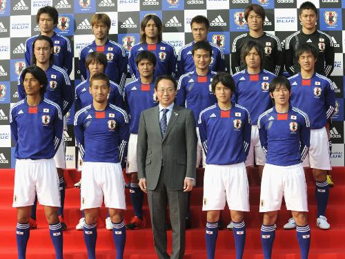 岡田監督（前列中央）と新しいユニホームを着て整列したサッカー日本代表