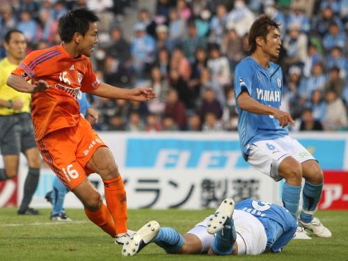 ＜磐田・新潟＞後半３２分　新潟・大島秀夫（左）は、磐田選手をかわし、左足で２点目のゴール