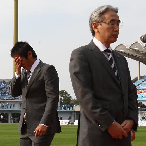 ＜川崎Ｆ・千葉＞試合前、スーツ姿でピッチに登場した川崎Ｆ・森勇介（左）は武田信平社長の後ろを泣きながら通り過ぎる