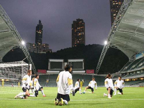 サッカー日本代表練習 高層ビルがみえる香港スタジアムで練習に汗を流す日本代表イレブン スポニチ Sponichi Annex サッカー
