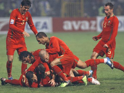 ボスニア ヘルツェゴビナｖｓポルトガル 後半１１分 ラウル メイレレスのゴールを喜ぶポルトガルの選手たち スポニチ Sponichi Annex サッカー