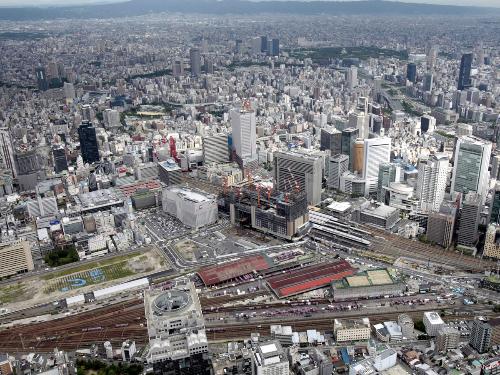 大型スタジアム建設構想が浮上したＪＲ大阪駅北側の梅田北ヤード地域（手前）