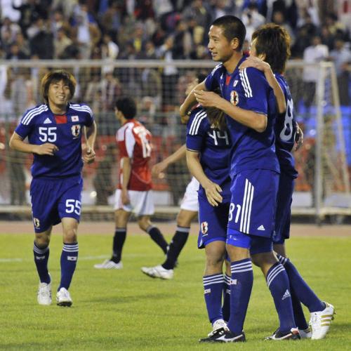 日本―イエメン　後半、決勝ゴールでハットトリックを達成し祝福される平山（右手前）